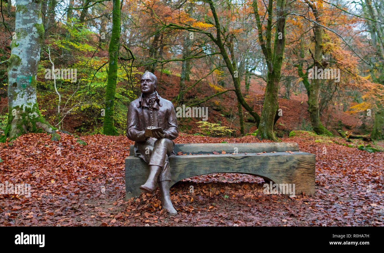Statua del poeta Robert Burns si siede sul banco durante l autunno a Birks O'Aberfeldy scenic area a Aberfeldy, Perthshire Scozia,UK Foto Stock