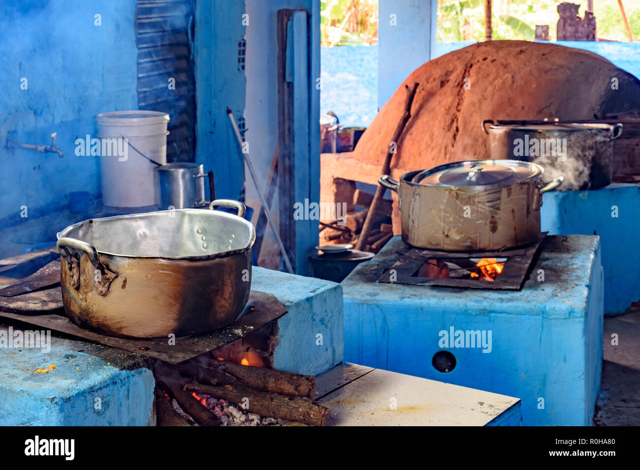 Cucina rustica all'interno del Brasile con stufa a legna e forno di argilla preparare il cibo per essere servito Foto Stock
