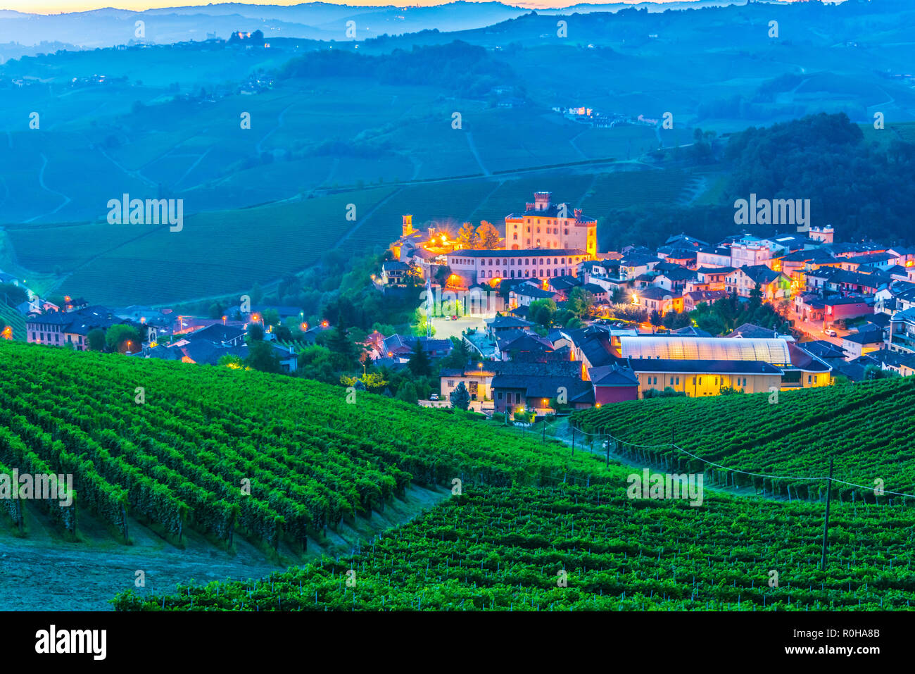 Vista del Barolo in provincia di Cuneo, Piemonte, Italia. Foto Stock