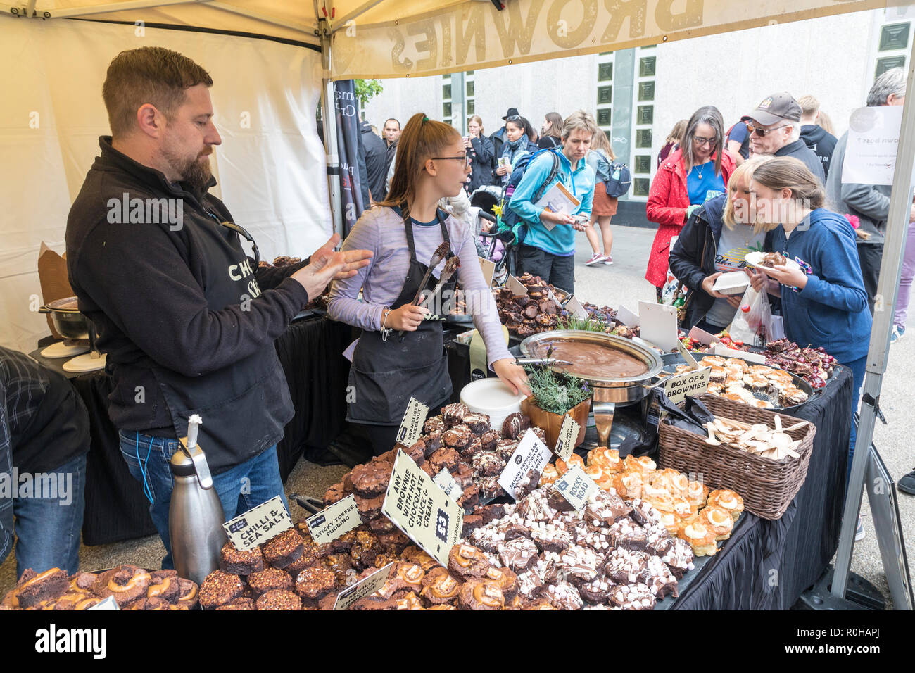 Stallo del mercato vendendo torte, biscotti e brownies, Abergavenny Food Festival di Abergavenny, Wales, Regno Unito Foto Stock