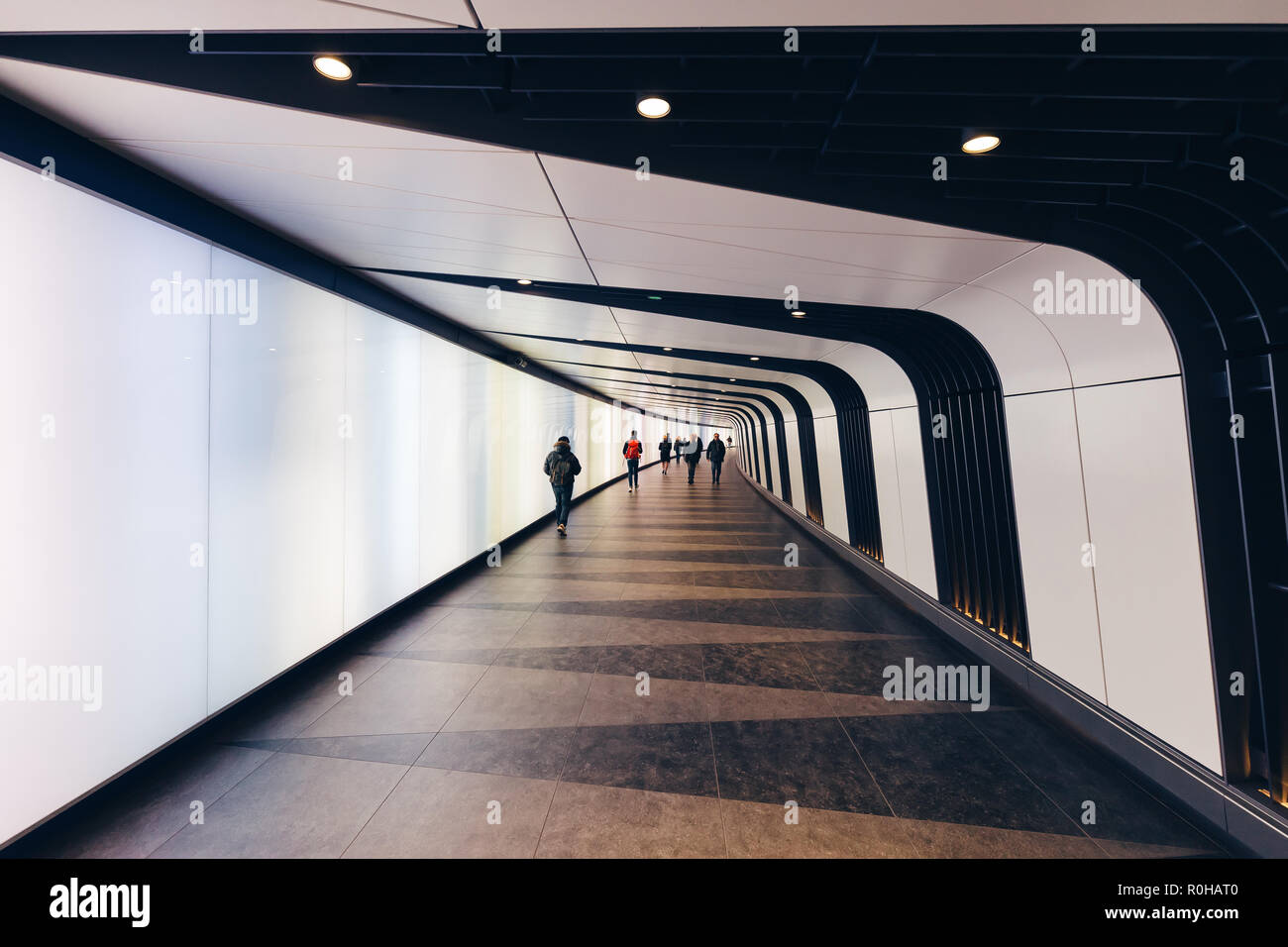 Londra - 31 ottobre 2018: la gente camminare nel moderno e futuristico sci-fi moody tunnel sfondo nella city di Londra Foto Stock