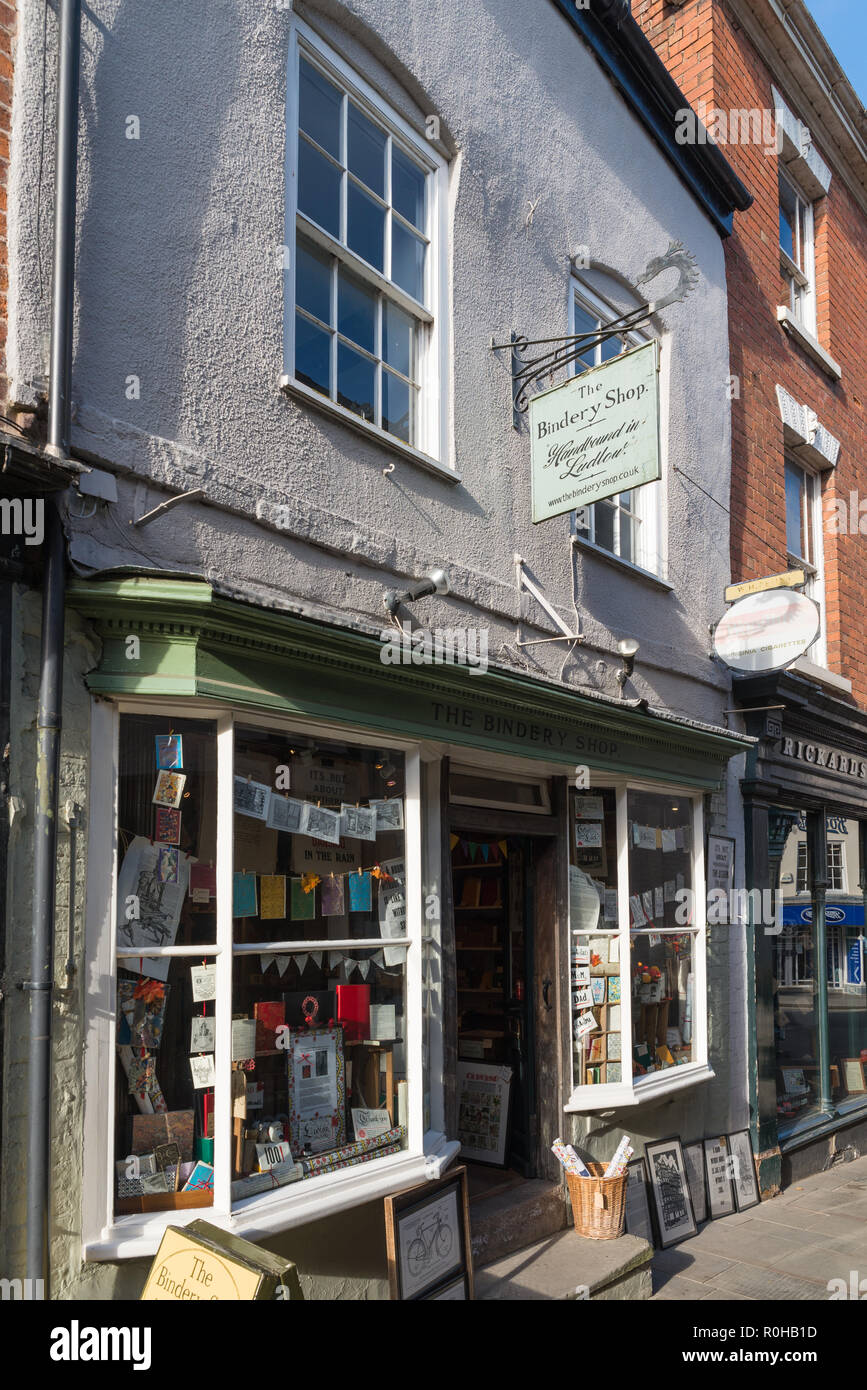 Il bindery Shop in Bull Ring, Ludlow Shropshire vende stazionaria e la rilegatura di libri prodotti Foto Stock