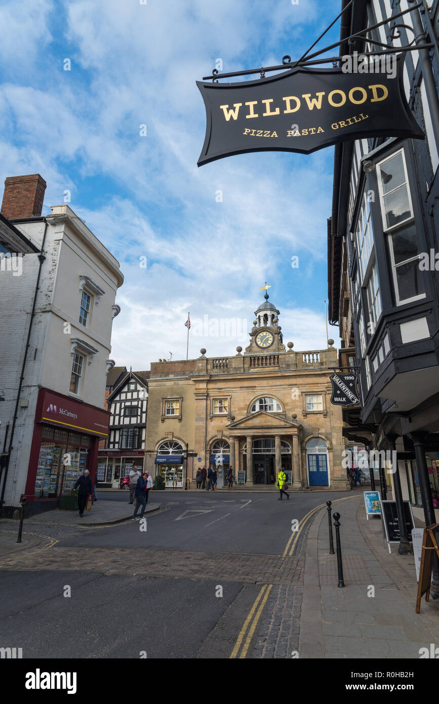 La Buttercross visto da Broad Street a Ludlow, Shropshire Foto Stock