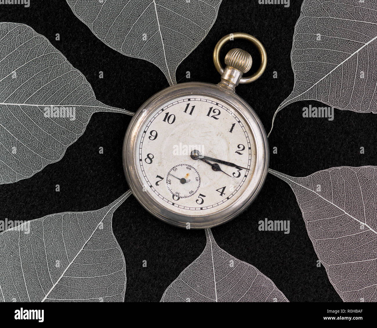 Il vecchio orologio da tasca posizionata all'interno di sei FOGLIE DI TESSUTO Foto Stock