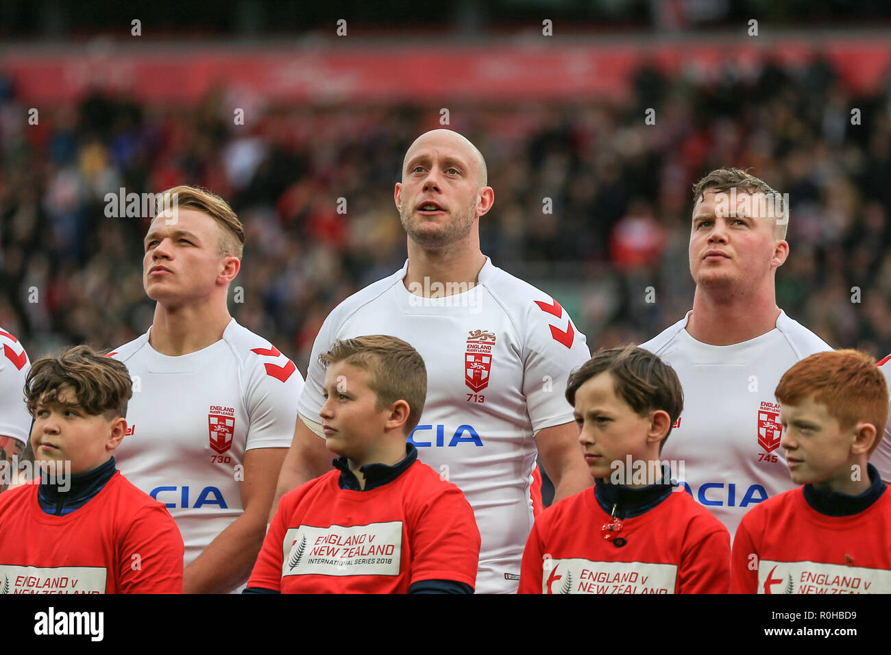 4 Novembre, Anfield, Liverpool, in Inghilterra ; Rugby League International Test Match , Inghilterra v Nuova Zelanda ; Jonny Lomax di Inghilterra (L) Chris Hill di Inghilterra (C) e Adam Milner di Inghilterra line up prima di kick-off Credit: Mark Cosgrove/news immagini Foto Stock