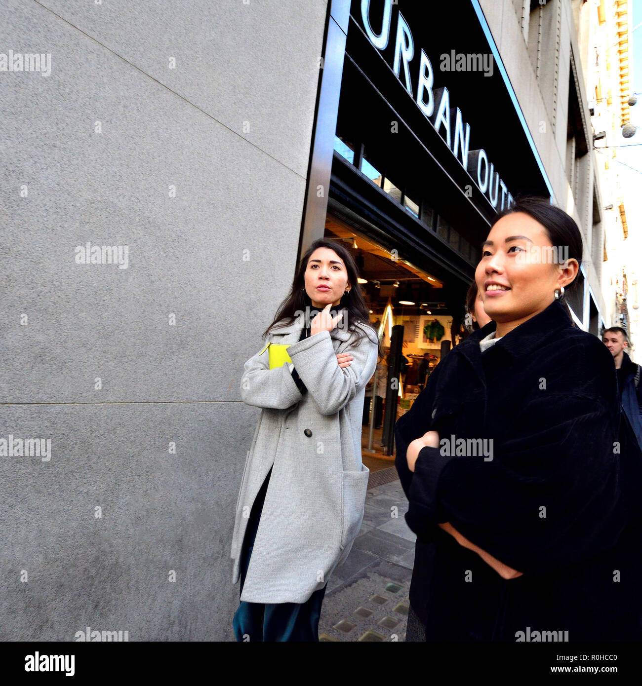 Donne asiatiche shopping in Oxford Street prima di Natale, Londra, Inghilterra, Regno Unito. Foto Stock