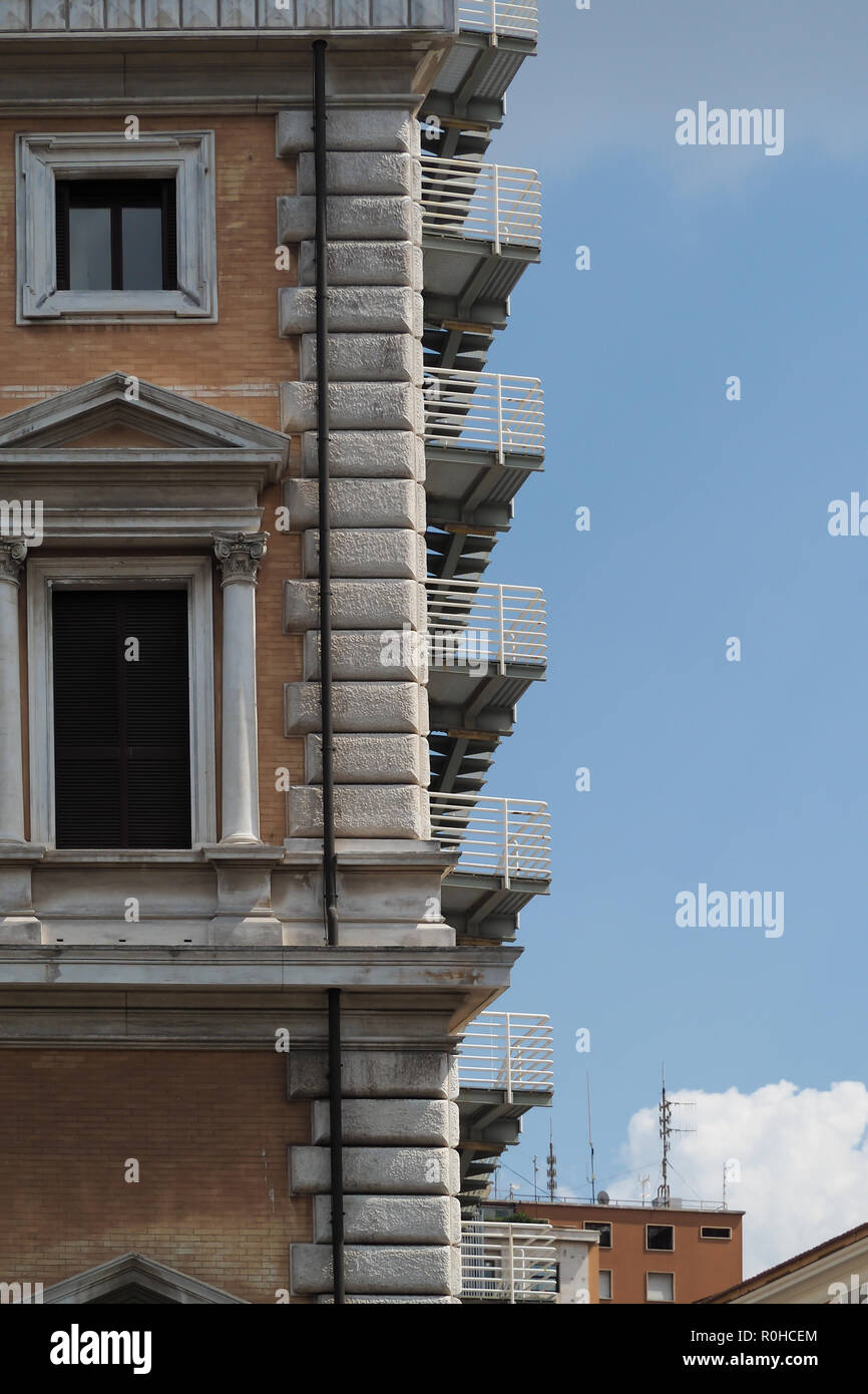 Angolo di un blocco di appartamenti con finestre e balconi in Roma, Italia Foto Stock