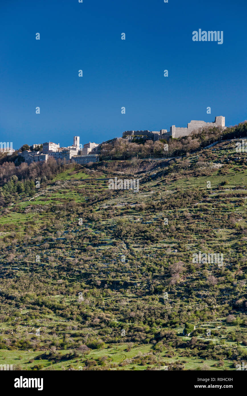 Città di Monte Sant'Angelo, sulla sommità del colle terrazzato su Carbonara Valley nel massiccio del Gargano, il promontorio del Gargano in Puglia, Italia Foto Stock