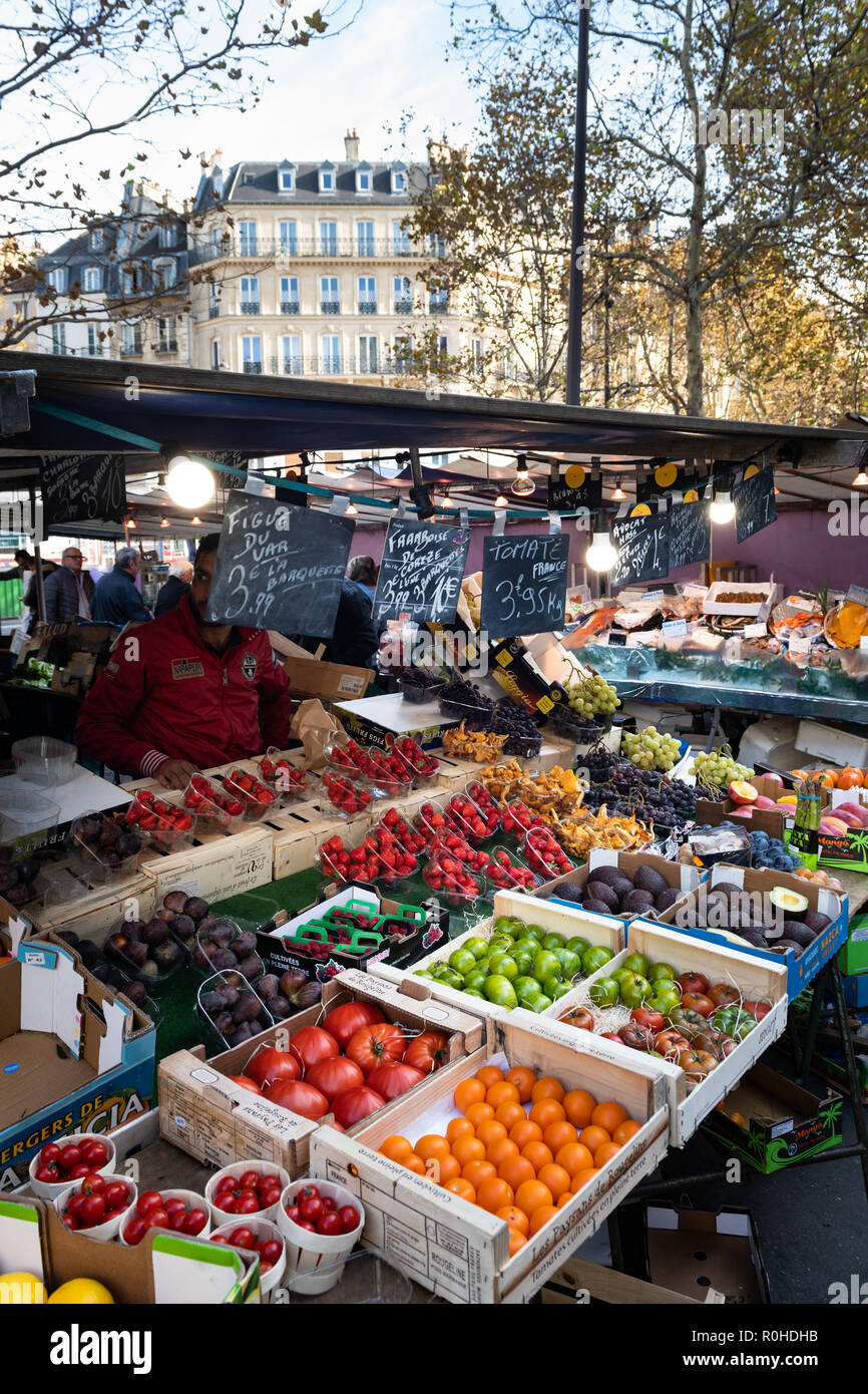 Coloratissimo stand di frutta sul mercato di Parigi. Foto Stock