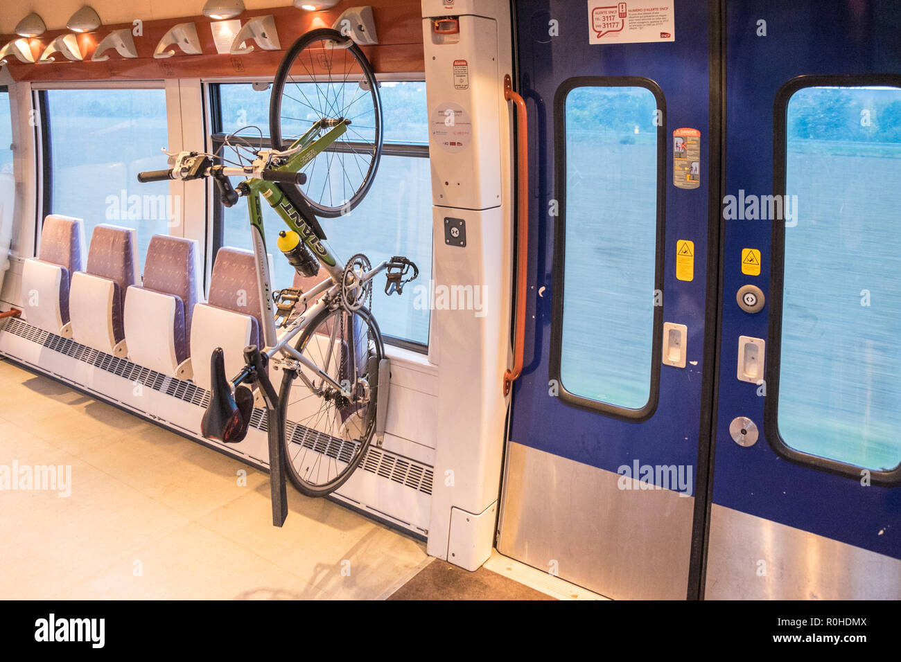 Bicicletta,appeso,essendo,portato,a,provvisto,bagagli,zona,area,a,ter,treno,Toulouse,città,Haute-Garonne,sud,d,Francia,Occitanie,francese,l'Europa,europeo, Foto Stock