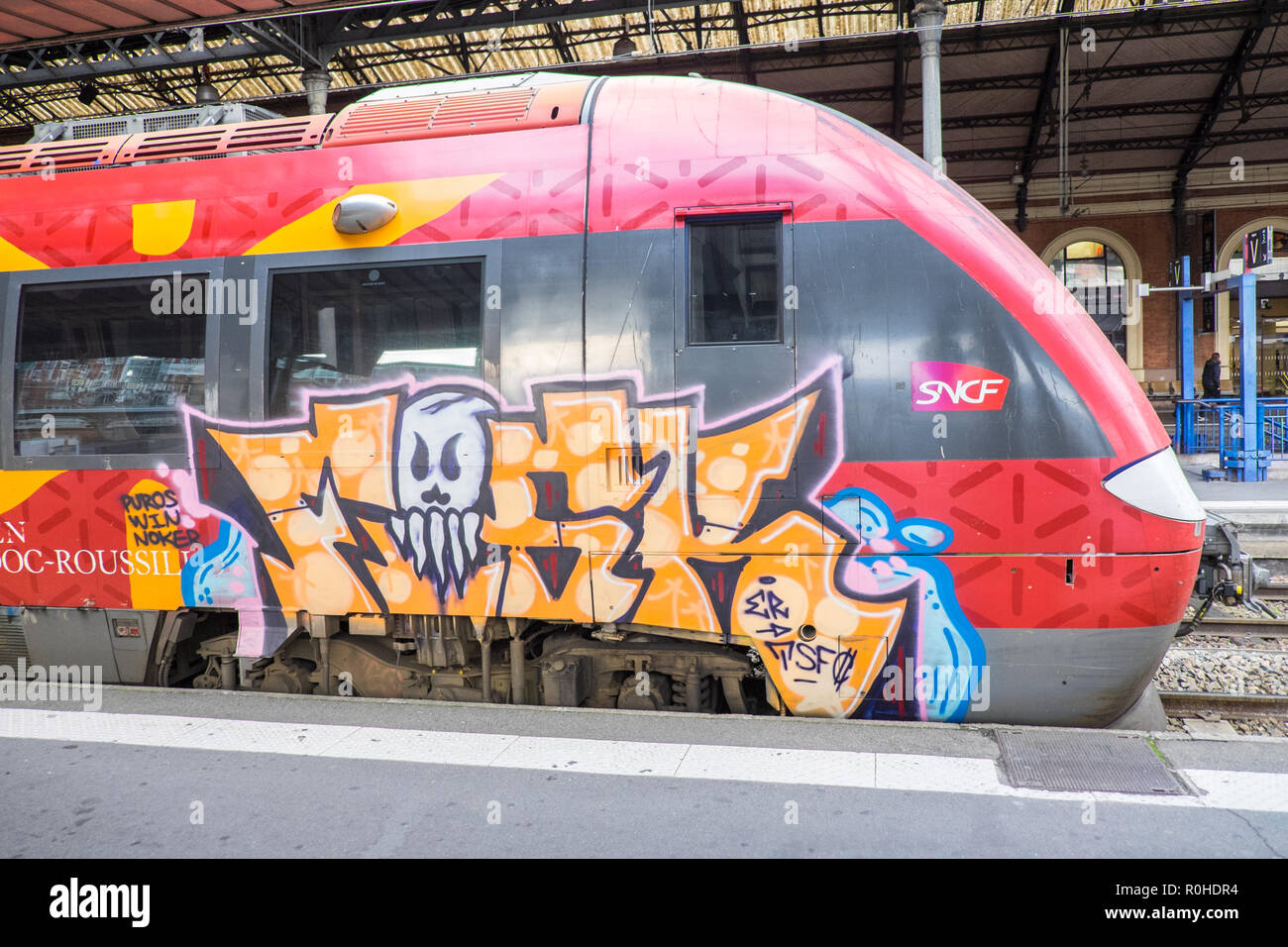 Graffiti,coperto,ter,alta velocità,treni,a,,Toulouse Matabiau, in,centro,d,Toulouse,città,Haute-Garonne,sud,d,Francia,Occitanie,francese,l'Europa,europeo, Foto Stock