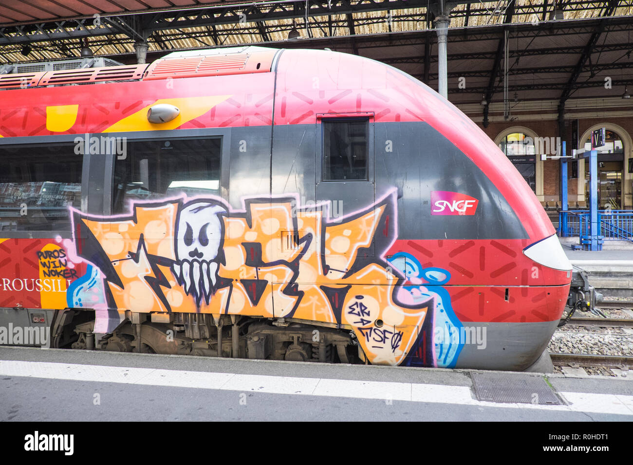 Graffiti,coperto,ter,alta velocità,treni,a,,Toulouse Matabiau, in,centro,d,Toulouse,città,Haute-Garonne,sud,d,Francia,Occitanie,francese,l'Europa,europeo, Foto Stock