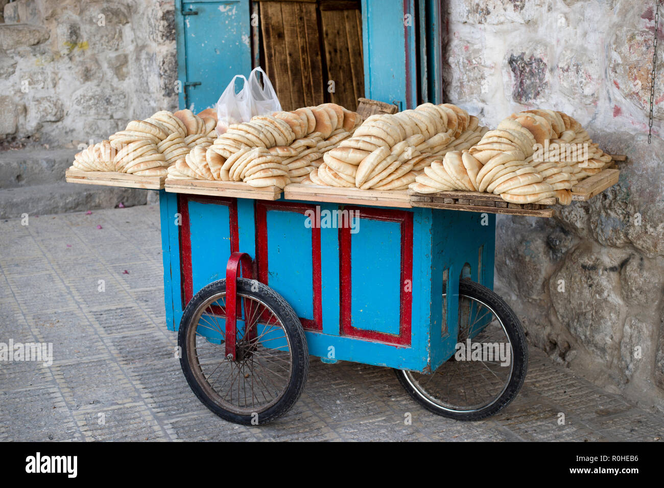 La Palestina. Nablus. Pane fresco in procinto di essere venduto su un carrello Foto Stock