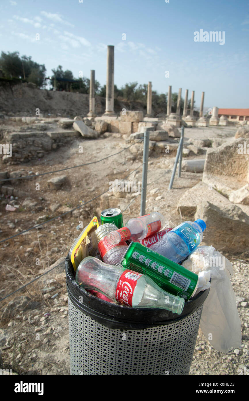 La Palestina. Sebastya, nei pressi di Nablus. Traboccante spazzatura con le rovine romane in background Foto Stock
