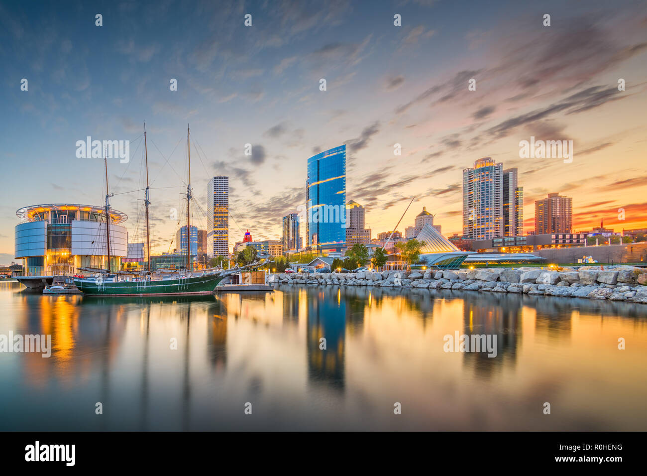 Milwaukee, Wisconsin, Stati Uniti d'America downtown skyline della città sul lago Michigan al crepuscolo. Foto Stock