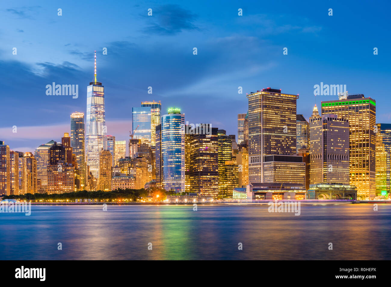 New York, New York, Stati Uniti d'America skyline sulla baia al crepuscolo. Foto Stock