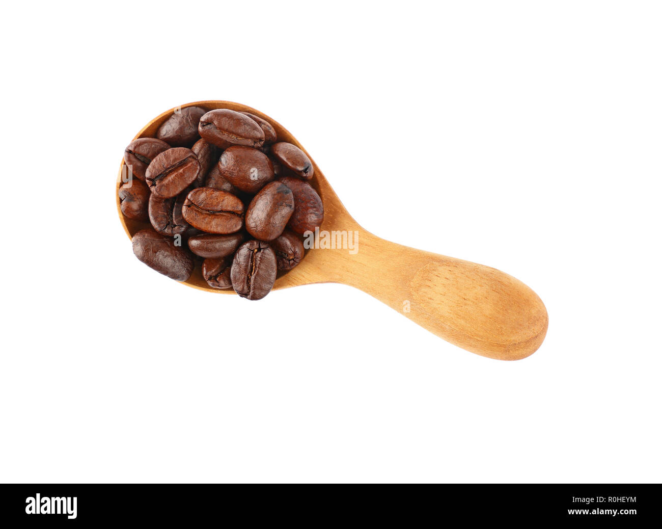 Close up scoop di legno cucchiaio colmo di Arabica torrefatto Caffè in grani isolati su sfondo bianco, elevati vista dall'alto, direttamente al di sopra di Foto Stock