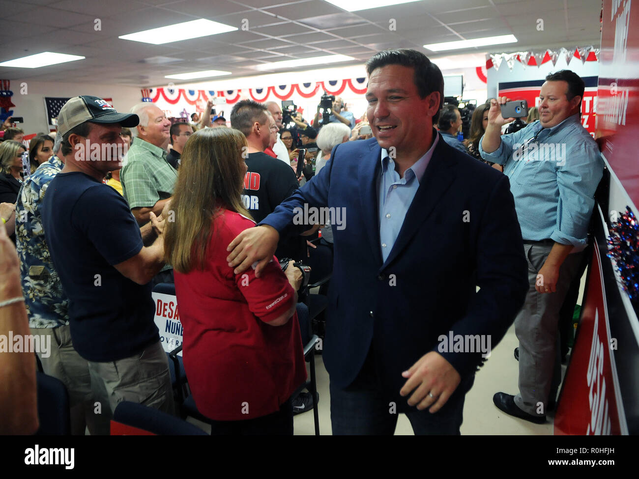 South Daytona Beach, Stati Uniti. 04 Nov, 2018. 4 novembre 2018 - South Daytona Beach, Florida, Stati Uniti - Florida GOP gubernatorial nominee Ron DeSantis arriva a parlare con i sostenitori di una campagna rally il 4 novembre 2018 presso la contea di Volusia repubblicano Comitato Esecutivo ufficio della sede centrale in South Daytona Beach, Florida. Con l'elezione di due giorni di distanza, DeSantis è bloccato in una tenuta di gara con il suo avversario democratico, Tallahassee sindaco Andrea Gillum. Credito: Paul Hennessy/Alamy Live News Foto Stock