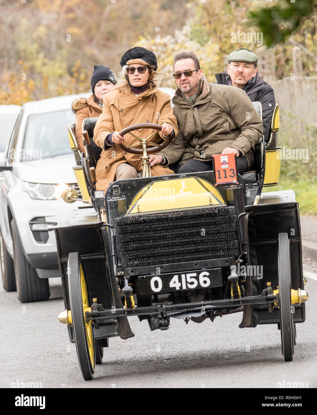 Pyecombe, East Sussex, Regno Unito. Il 4 novembre 2018. Yasmin Le Bon visto qui la guida prende parte alla 79th "Bonham's" Londra a Brighton Veteran car run. Il 60 miglio percorso, partendo in Hyde Park Londra conclude a Madeira Drive Brighton. I veicoli in questo anno evento annuale, compreso un 1895 Peugeot e un 1898 Panhard et Levassor erano tutti costruiti tra il 1893 e il 1905. Credito: Newspics Regno Unito Sud/Alamy Live News Foto Stock