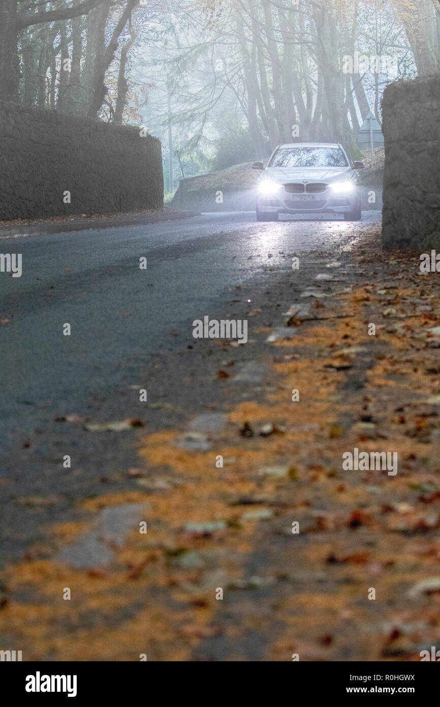 Flintshire, Nord, Regno Unito. 5 Novembre, 2018. Regno Unito: Meteo le condizioni dello scambiatore di calore all'inizio della settimana per molti con heavy rain previsto per le zone occidentali del Regno Unito. Un fresco misty iniziare con aumento del rischio di nebbia girando alla nebbia questa mattina nelle zone rurali Flintshire come unità automobilista lungo una foglia rurale coperto lane nel villaggio di Halkyn Credito: DGDImages/Alamy Live News Foto Stock