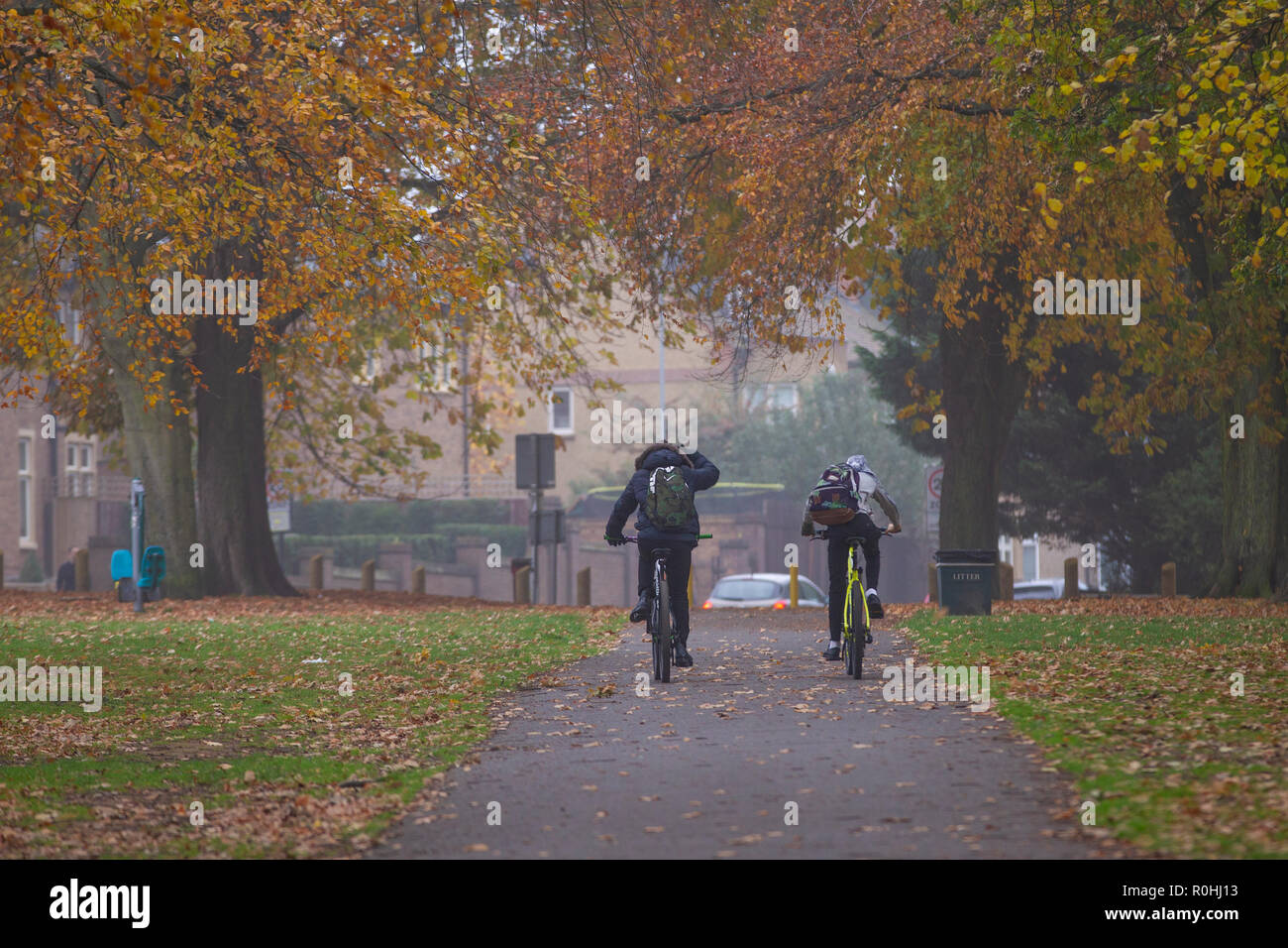 Northampton, Regno Unito. 5 Novembre, 2018. Due ragazzi rendendo tutto a scuola con le loro mountain bike attraverso Abington Park in una fredda mattina nebbiosa, meteo dovrebbe essere il miglioramento più tardi nella giornata. Credito: Keith J Smith./Alamy Live News Foto Stock