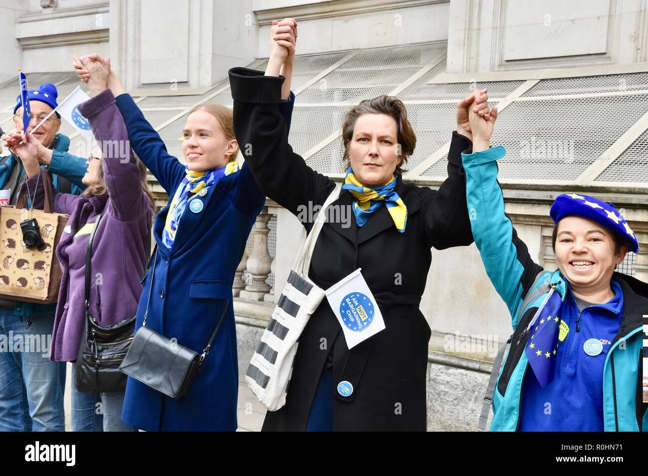 Londra, Regno Unito. 5 novembre 2018. L'ultimo miglio,manifestanti formano una catena umana dalla piazza del Parlamento al 10 di Downing Street per la campagna per il diritto di soggiorno nel Regno Unito dopo Brexit,London.UK Credit: Michael melia/Alamy Live News Foto Stock