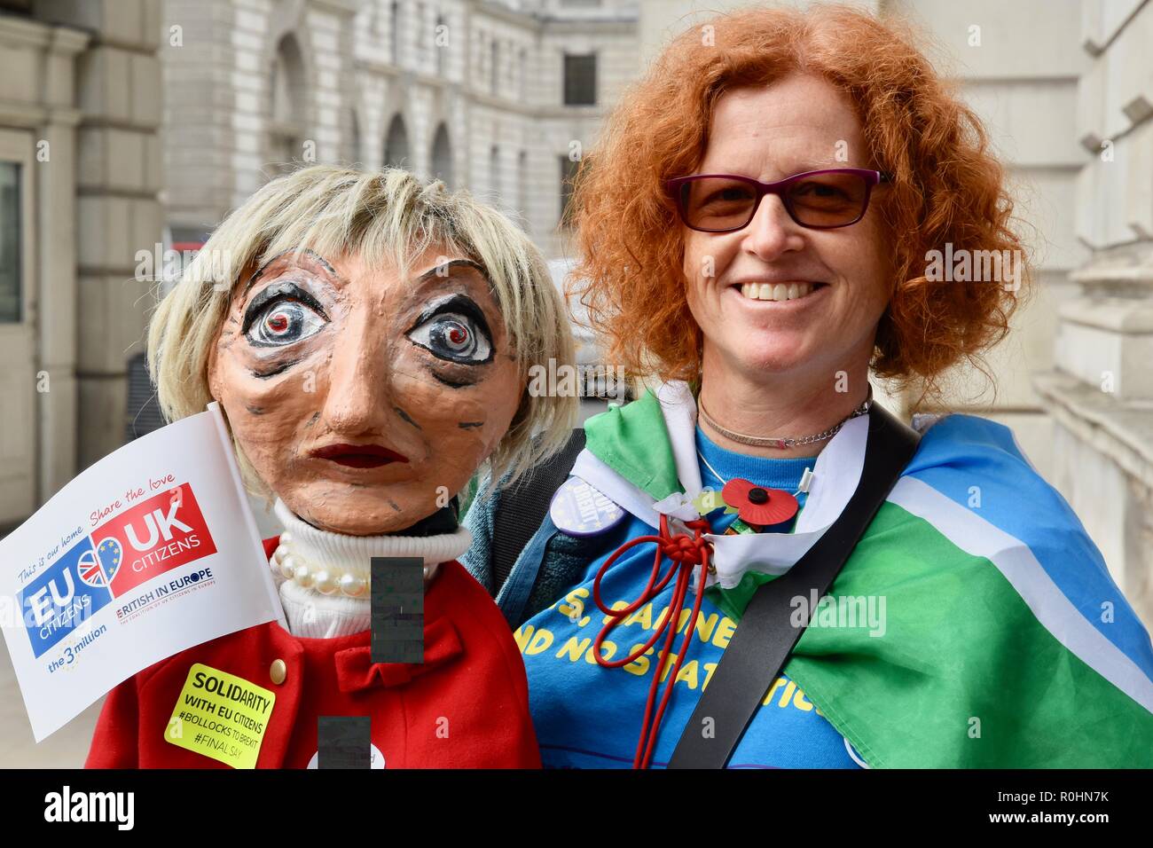 Londra, Regno Unito. 5 novembre 2018. Karen Lawrence con Theresa Maggio marionetta,l'ultimo miglio,manifestanti formano una catena umana dalla piazza del Parlamento al 10 di Downing Street per la campagna per il diritto di soggiorno nel Regno Unito dopo Brexit,London.UK Credit: Michael melia/Alamy Live News Foto Stock