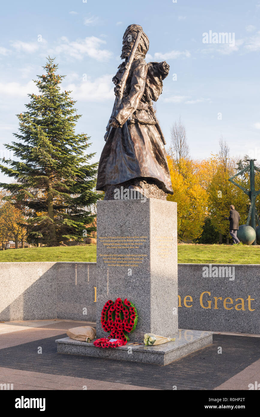 Smethwick, West Midlands, Regno Unito. 5 novembre 2018. Il Regno Unito la prima statua di South Asian WW1 soldato ha già svelato per contrassegnare i cento anni della fine di WW1. Il 'I Lions della Grande Guerra ' statua è di dieci metri di altezza ed è stato progettato da scultore locale Luke Perry. Credit:Nick Maslen/Alamy Live News Foto Stock