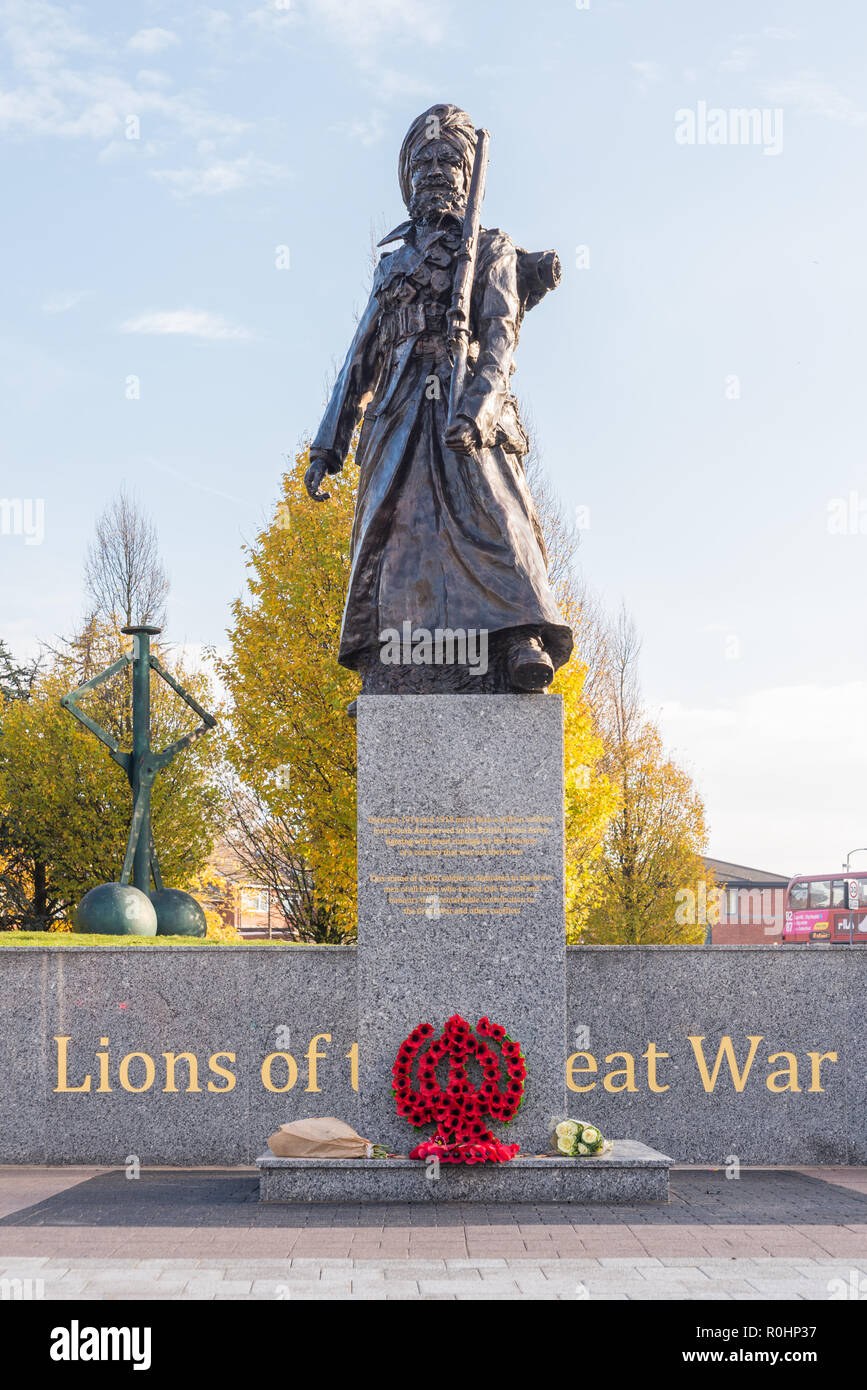 Smethwick, West Midlands, Regno Unito. 5 novembre 2018. Il Regno Unito la prima statua di South Asian WW1 soldato ha già svelato per contrassegnare i cento anni della fine di WW1. Il 'I Lions della Grande Guerra ' statua è di dieci metri di altezza ed è stato progettato da scultore locale Luke Perry. Credit:Nick Maslen/Alamy Live News Foto Stock