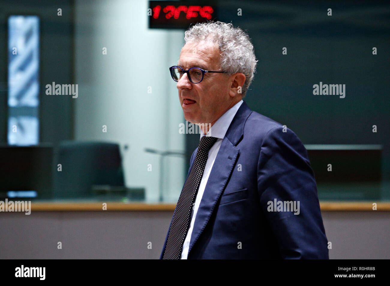 Bruxelles, Belgio. 5 novembre 2018. Il Ministro delle finanze del Lussemburgo, Pierre Gramegna assiste nell'Eurogruppo dei ministri delle finanze riuniti presso la sede centrale dell'UE. Alexandros Michailidis/Alamy Live News Foto Stock