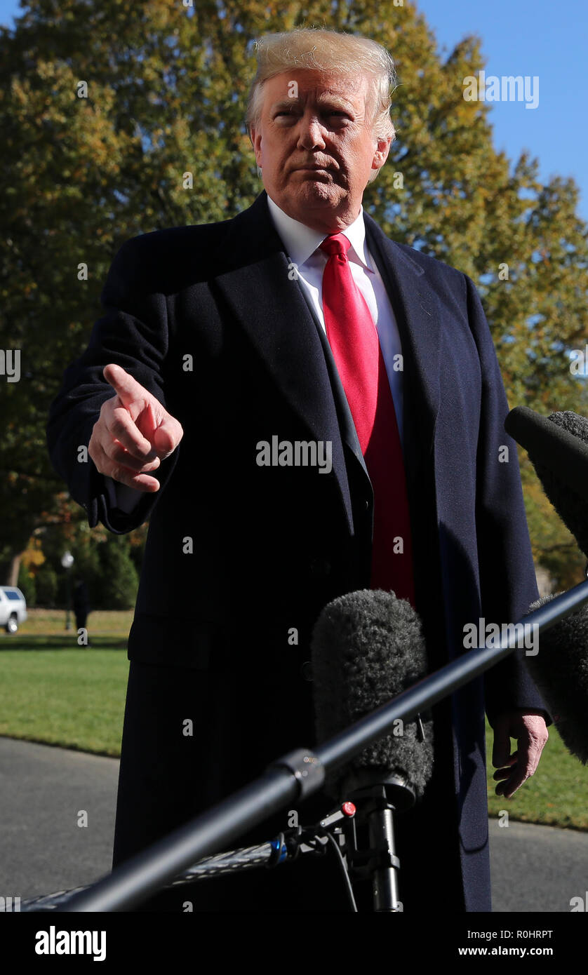 Il Presidente degli Stati Uniti, Trump parla ai giornalisti prima di salire a bordo di un Marine sul prato Sud della Casa Bianca il 4 novembre 2018 a Washington, DC. Credito: Oliver Contreras / Pool via CNP | Utilizzo di tutto il mondo Foto Stock