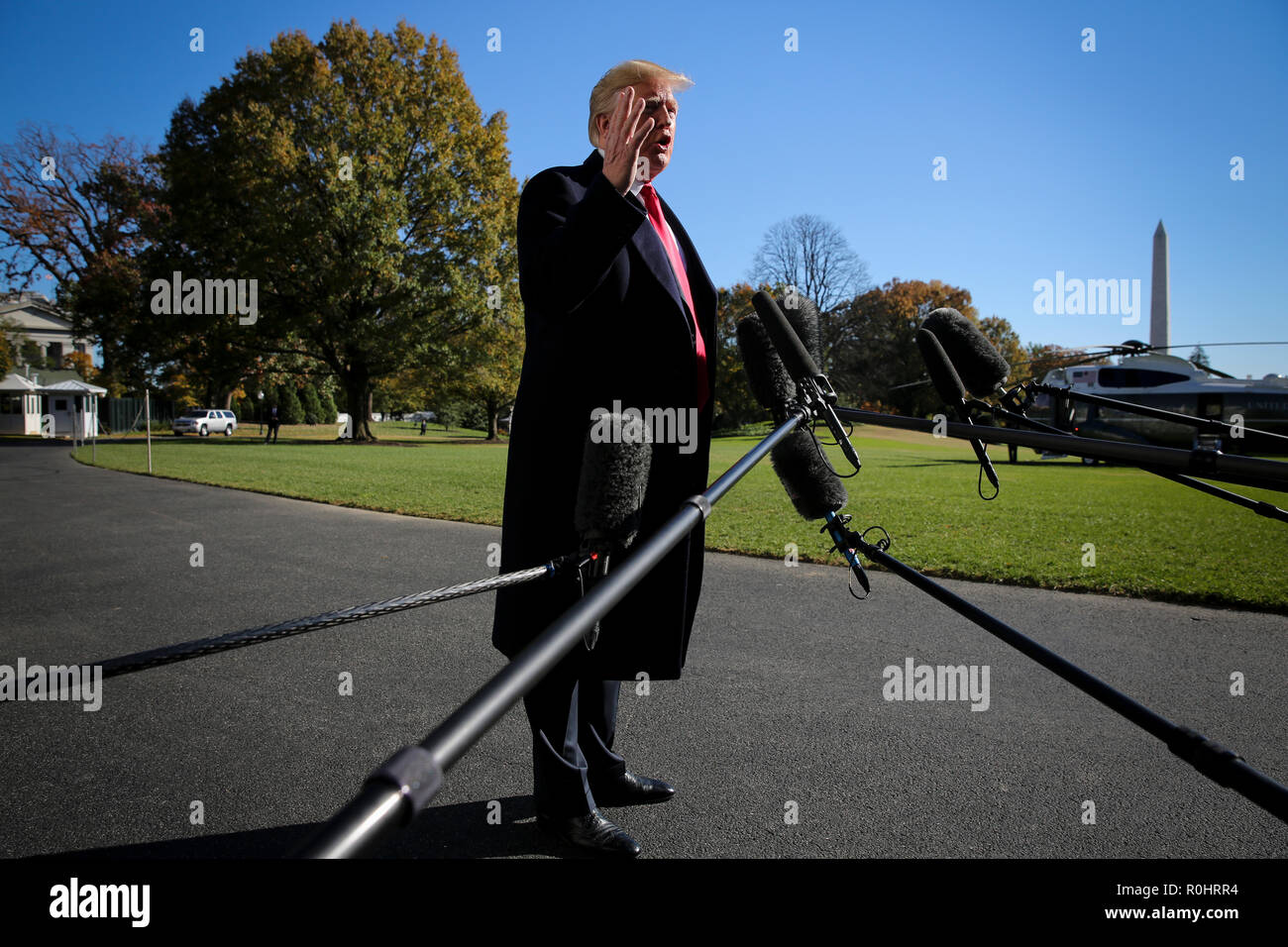 Il Presidente degli Stati Uniti, Trump parla ai giornalisti prima di salire a bordo di un Marine sul prato Sud della Casa Bianca il 4 novembre 2018 a Washington, DC. Credito: Oliver Contreras / Pool via CNP | Utilizzo di tutto il mondo Foto Stock