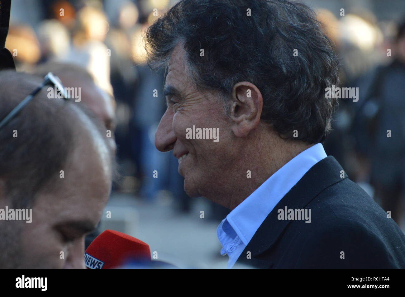 Parigi, Francia. 5 novembre 2018. Jack Lang, creatore della Techno Parade e ex Ministro francese della Cultura). Celebrità francese di partecipare alla cerimonia per la morte di Philippe Gildas, TV francese animatore. Crematorio del cimitero di Pere Lachaise di Parigi, Francia. Il 5 novembre 2018. 13h30. ALPHACIT NEWIM / Alamy Live News Credito: Alphacit NEWIM/Alamy Live News Foto Stock