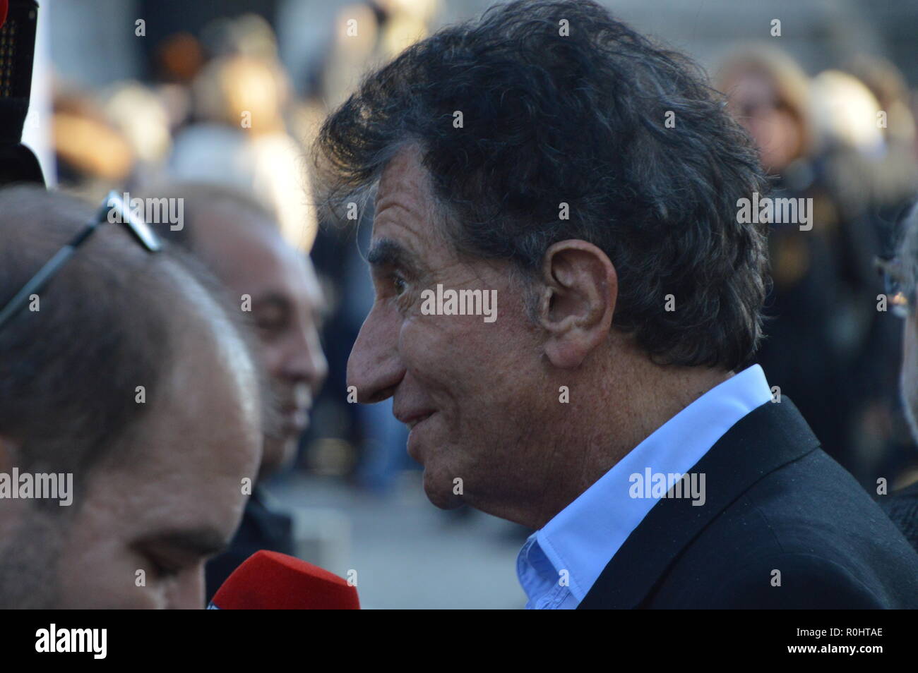 Parigi, Francia. 5 novembre 2018. Jack Lang, creatore della Techno Parade e ex Ministro francese della Cultura). Celebrità francese di partecipare alla cerimonia per la morte di Philippe Gildas, TV francese animatore. Crematorio del cimitero di Pere Lachaise di Parigi, Francia. Il 5 novembre 2018. 13h30. ALPHACIT NEWIM / Alamy Live News Credito: Alphacit NEWIM/Alamy Live News Foto Stock