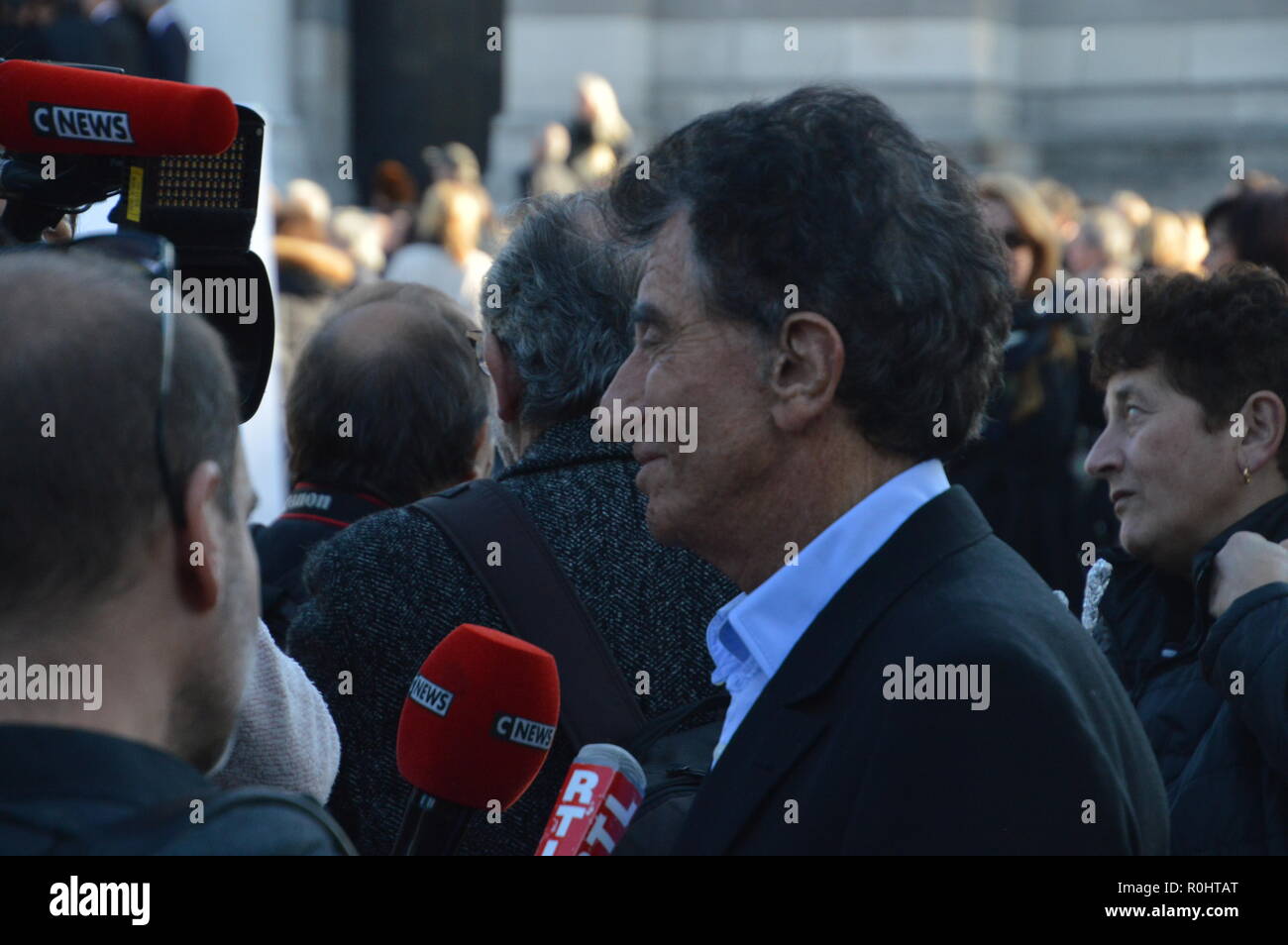 Parigi, Francia. 5 novembre 2018. Jack Lang, creatore della Techno Parade e ex Ministro francese della Cultura). Celebrità francese di partecipare alla cerimonia per la morte di Philippe Gildas, TV francese animatore. Crematorio del cimitero di Pere Lachaise di Parigi, Francia. Il 5 novembre 2018. 13h30. ALPHACIT NEWIM / Alamy Live News Credito: Alphacit NEWIM/Alamy Live News Foto Stock