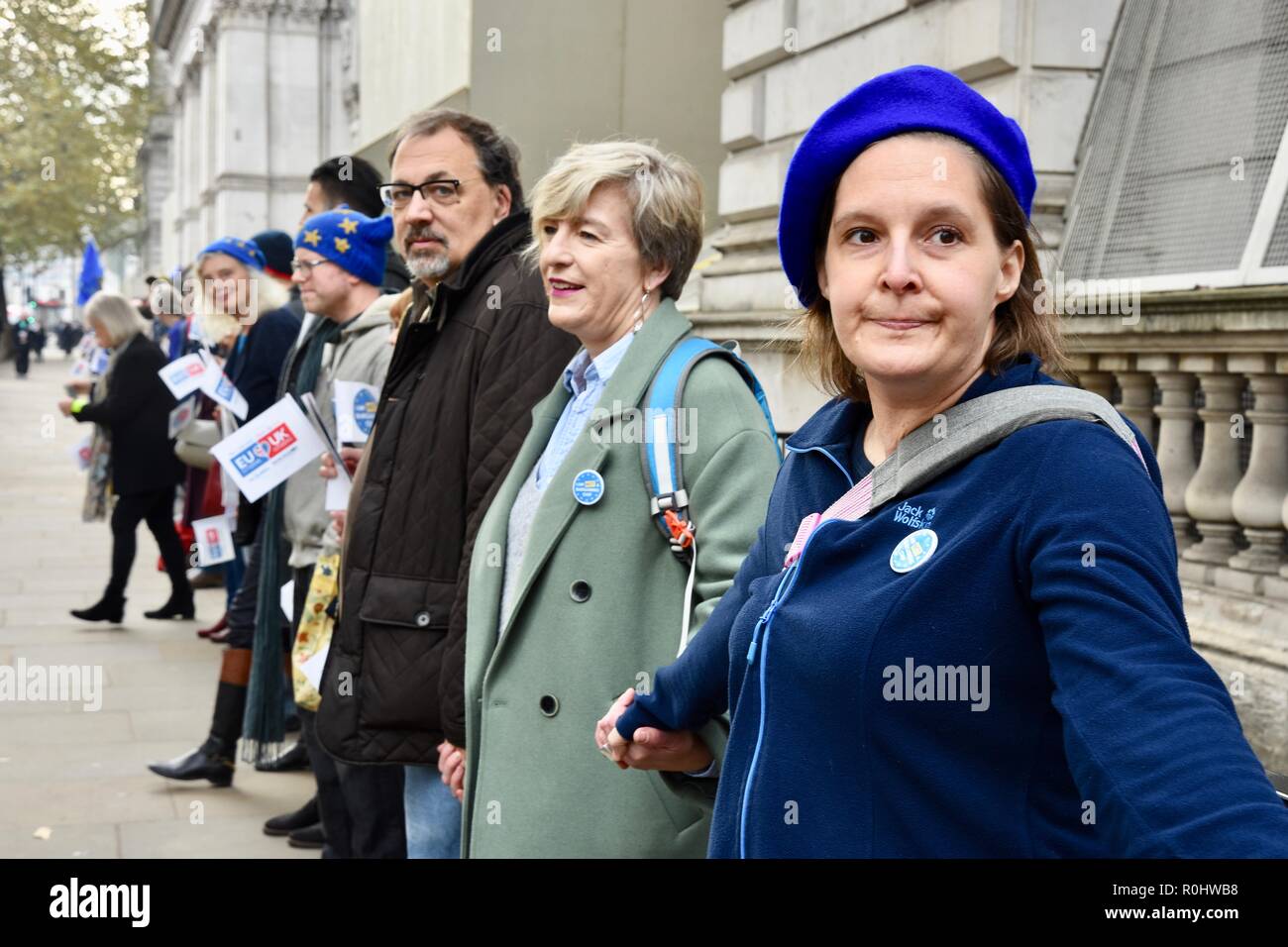 Londra, Regno Unito. 5 novembre 2018. I cittadini dell UE protesta per i diritti,l'ultimo miglio.manifestanti hanno formato una catena umana per chiedere il diritto per i cittadini UE di rimanere nel Regno Unito dopo Brexit.Whitehall,London.UK Credit: Michael melia/Alamy Live News Foto Stock