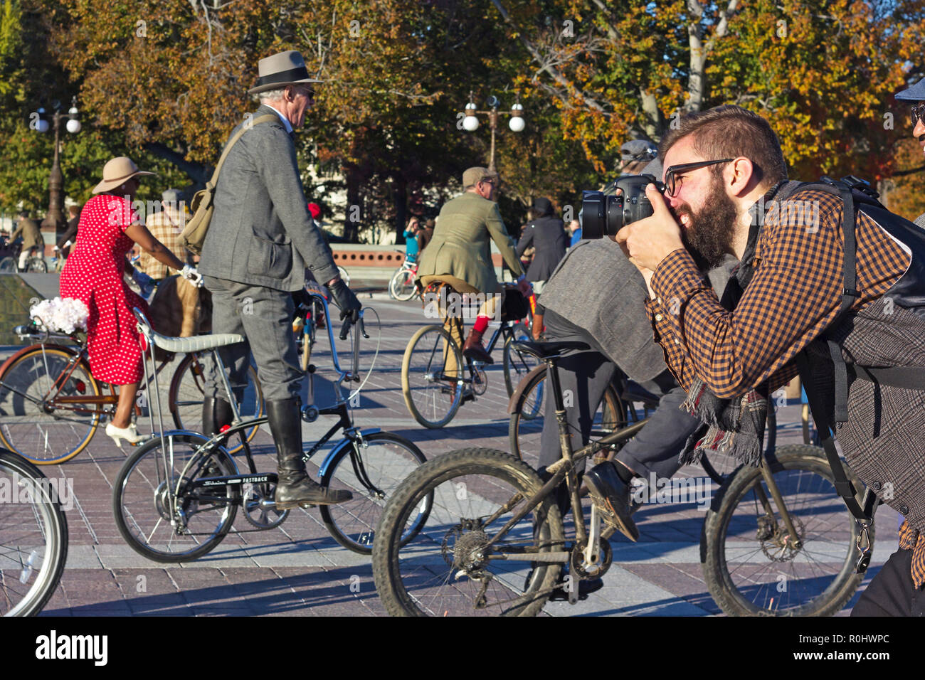 Washington DC, Stati Uniti d'America. 4 Nov 2018. Il fotografo al lavoro durante la DC di seconda Tweed Ride evento. La Corsa dei ciclisti che si rifiutano di sopportare più spandex e sentirsi grande per girare attraverso le nostre belle strade con la migliore più dapper costumi. Credito: Andrei Medvedev/Alamy Live News Foto Stock