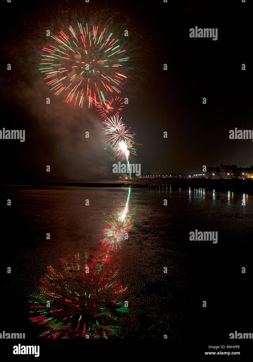 Musselburgh, Scozia, Regno Unito, 5 nov. 2018. Guy Fawkes fuochi d'artificio riflessa nella sabbia bagnata. Insolitamente mite a 9 gradi per la East Lothian town annuale gratis Fireworks display a cui hanno partecipato anche a più persone a causa della chiusura di Edimburgo di Meadowbank Stadium. Foto Stock