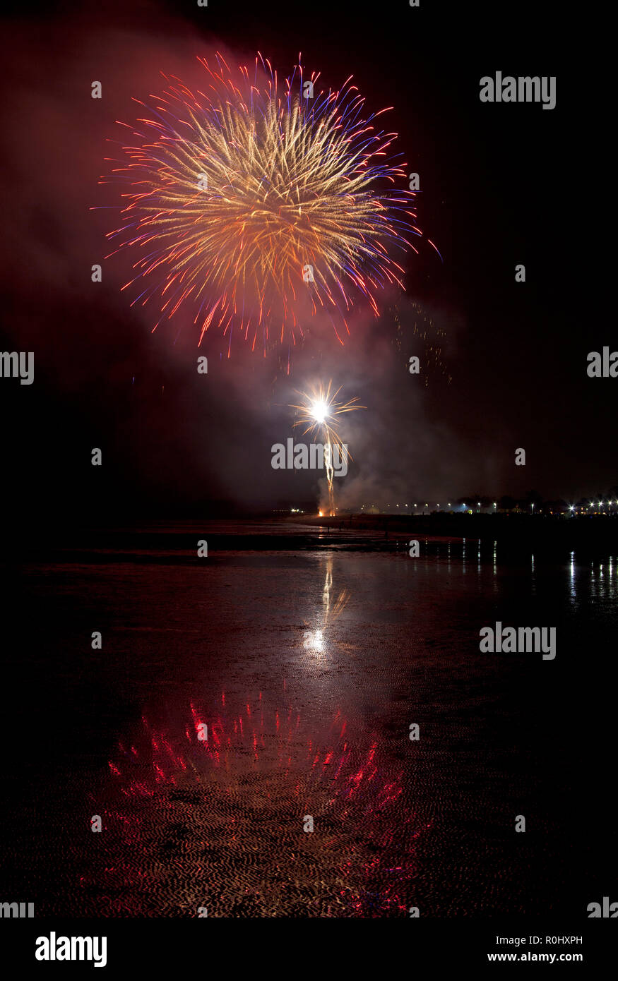 Musselburgh, Scozia, Regno Unito, 5 nov. 2018. Guy Fawkes fuochi d'artificio riflessa nella sabbia bagnata. Insolitamente mite a 9 gradi per la East Lothian town annuale gratis Fireworks display a cui hanno partecipato anche a più persone a causa della chiusura di Edimburgo di Meadowbank Stadium. Foto Stock