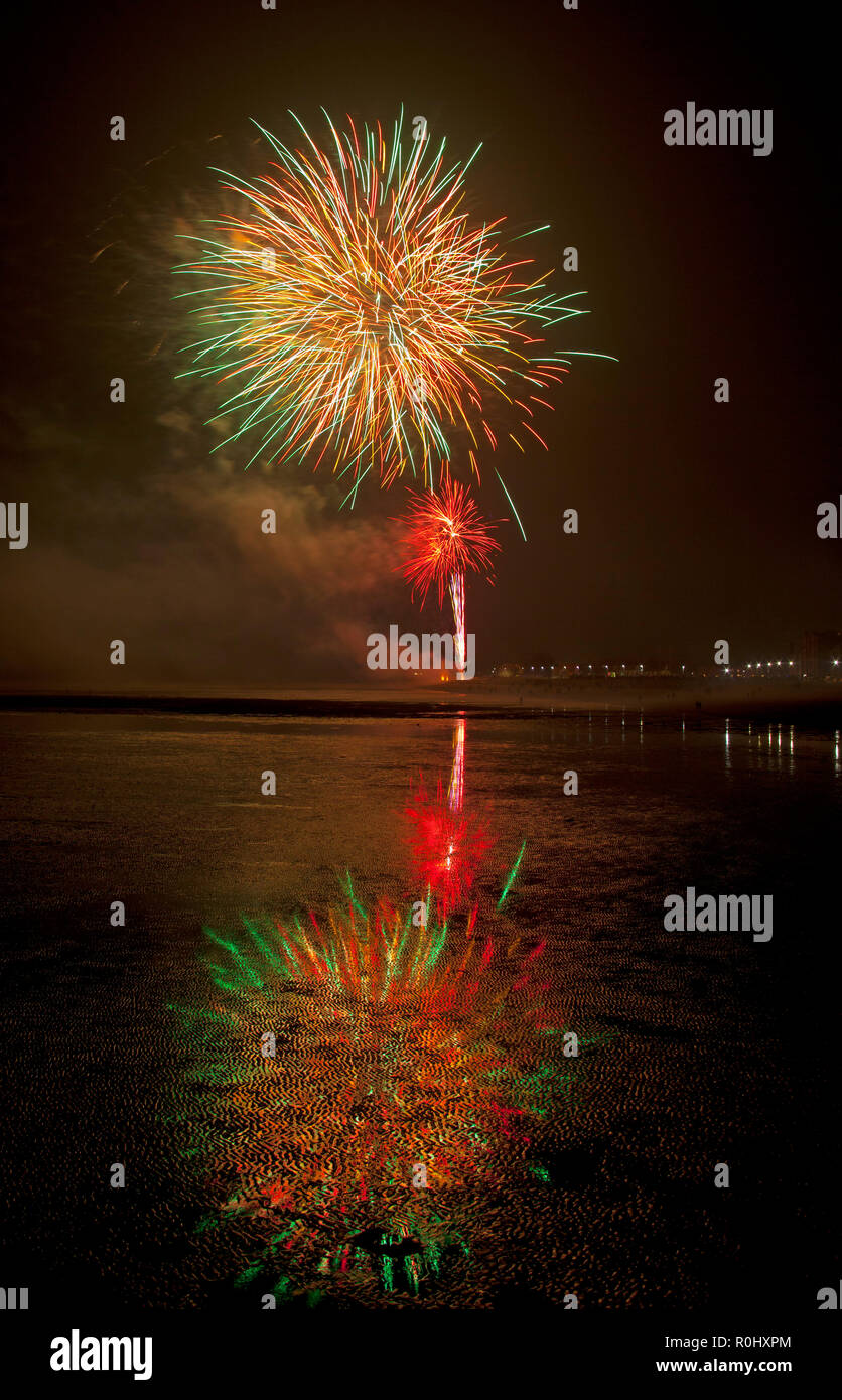 Musselburgh, Scozia, Regno Unito, 5 nov. 2018. Guy Fawkes fuochi d'artificio riflessa nella sabbia bagnata. Insolitamente mite a 9 gradi per la East Lothian town annuale gratis Fireworks display a cui hanno partecipato anche a più persone a causa della chiusura di Edimburgo di Meadowbank Stadium. Foto Stock