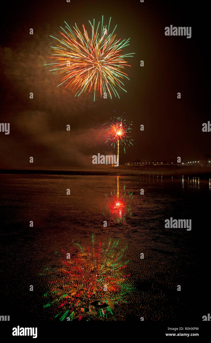 Musselburgh, Scozia, Regno Unito, 5 nov. 2018. Guy Fawkes fuochi d'artificio riflessa nella sabbia bagnata. Insolitamente mite a 9 gradi per la East Lothian town annuale gratis Fireworks display a cui hanno partecipato anche a più persone a causa della chiusura di Edimburgo di Meadowbank Stadium. Foto Stock