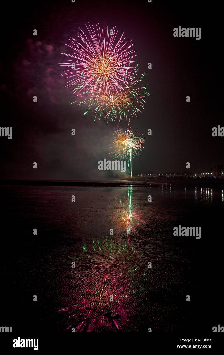 Musselburgh, Scozia, Regno Unito, 5 nov. 2018. Guy Fawkes fuochi d'artificio riflessa nella sabbia bagnata. Insolitamente mite a 9 gradi per la East Lothian town annuale gratis Fireworks display a cui hanno partecipato anche a più persone a causa della chiusura di Edimburgo di Meadowbank Stadium. Foto Stock