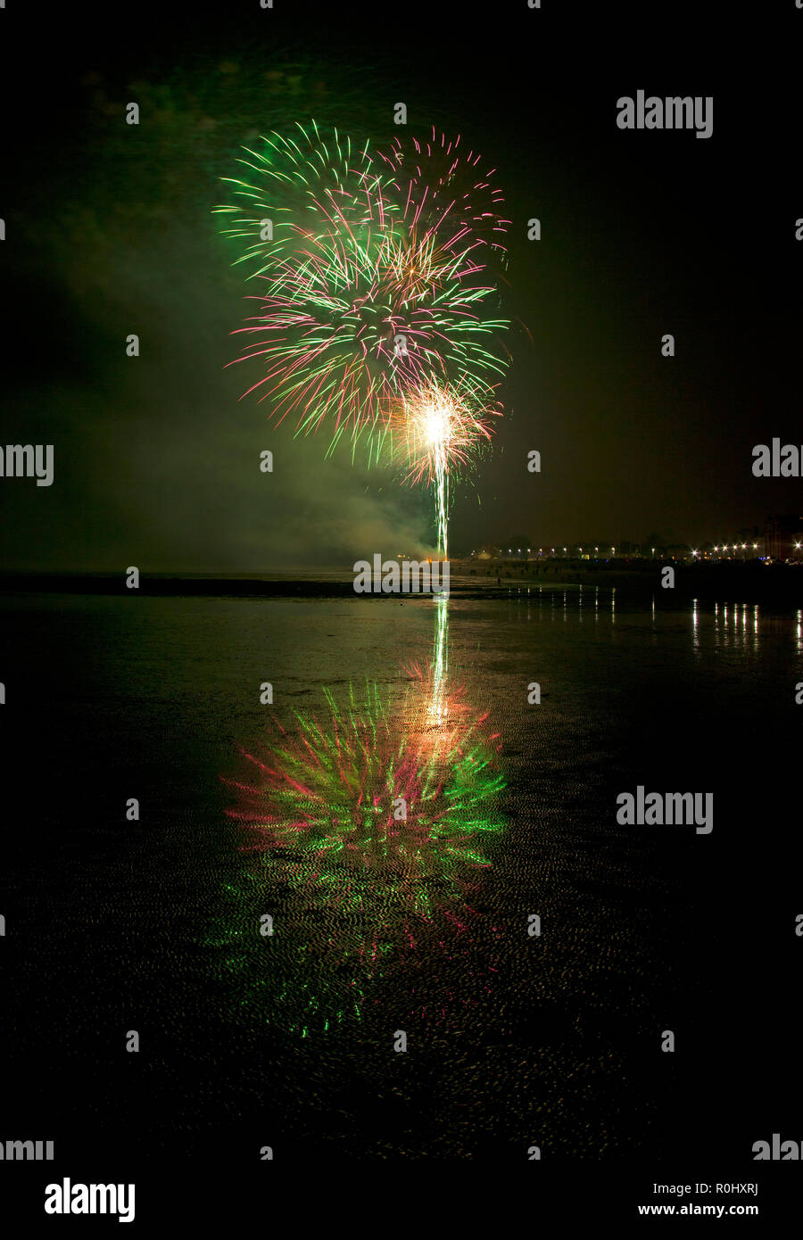 Musselburgh, Scozia, Regno Unito, 5 nov. 2018. Guy Fawkes fuochi d'artificio riflessa nella sabbia bagnata. Insolitamente mite a 9 gradi per la East Lothian town annuale gratis Fireworks display a cui hanno partecipato anche a più persone a causa della chiusura di Edimburgo di Meadowbank Stadium. Foto Stock