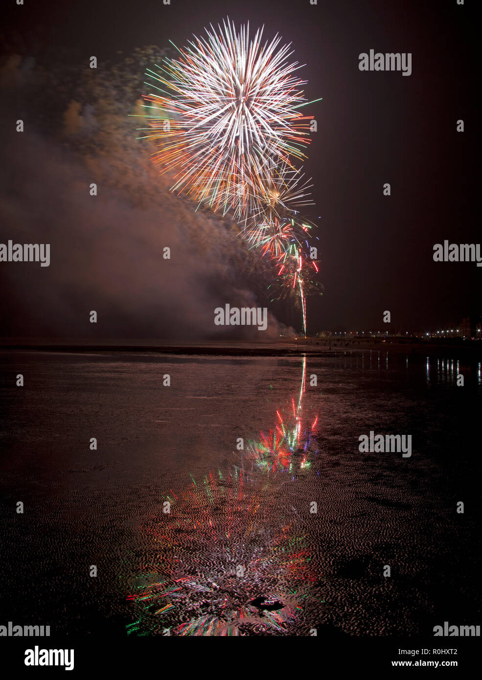 Musselburgh, Scozia, Regno Unito, 5 nov. 2018. Guy Fawkes fuochi d'artificio riflessa nella sabbia bagnata. Insolitamente mite a 9 gradi per la East Lothian town annuale gratis Fireworks display a cui hanno partecipato anche a più persone a causa della chiusura di Edimburgo di Meadowbank Stadium. Foto Stock