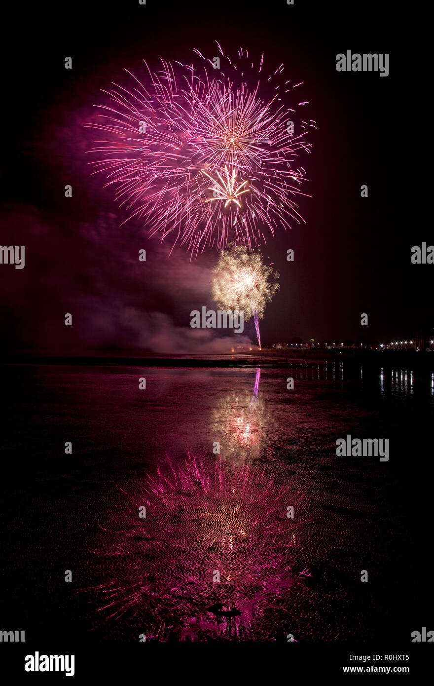 Musselburgh, Scozia, Regno Unito, 5 nov. 2018. Guy Fawkes fuochi d'artificio riflessa nella sabbia bagnata. Insolitamente mite a 9 gradi per la East Lothian town annuale gratis Fireworks display a cui hanno partecipato anche a più persone a causa della chiusura di Edimburgo di Meadowbank Stadium. Foto Stock