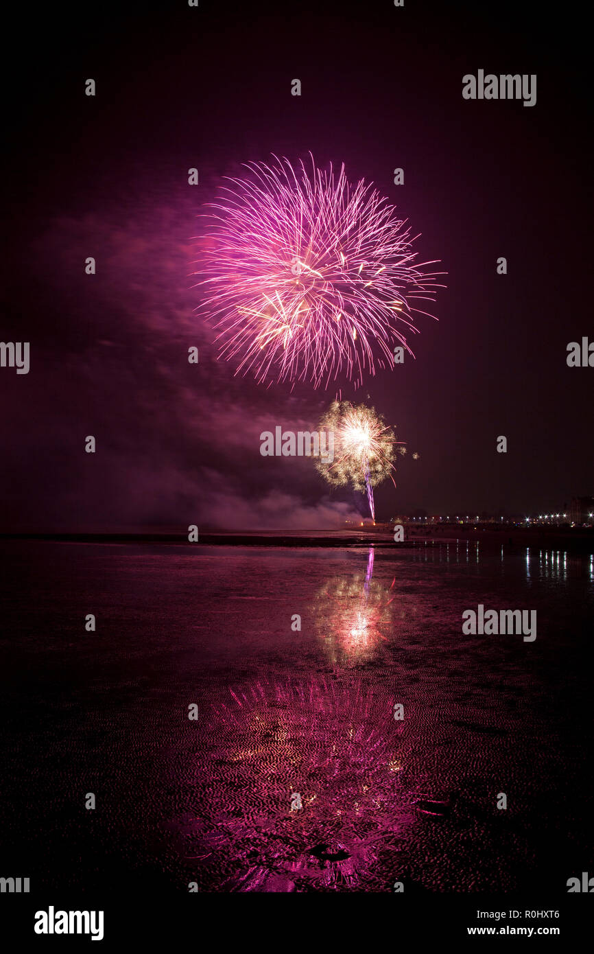 Musselburgh, Scozia, Regno Unito, 5 nov. 2018. Guy Fawkes fuochi d'artificio riflessa nella sabbia bagnata. Insolitamente mite a 9 gradi per la East Lothian town annuale gratis Fireworks display a cui hanno partecipato anche a più persone a causa della chiusura di Edimburgo di Meadowbank Stadium. Foto Stock