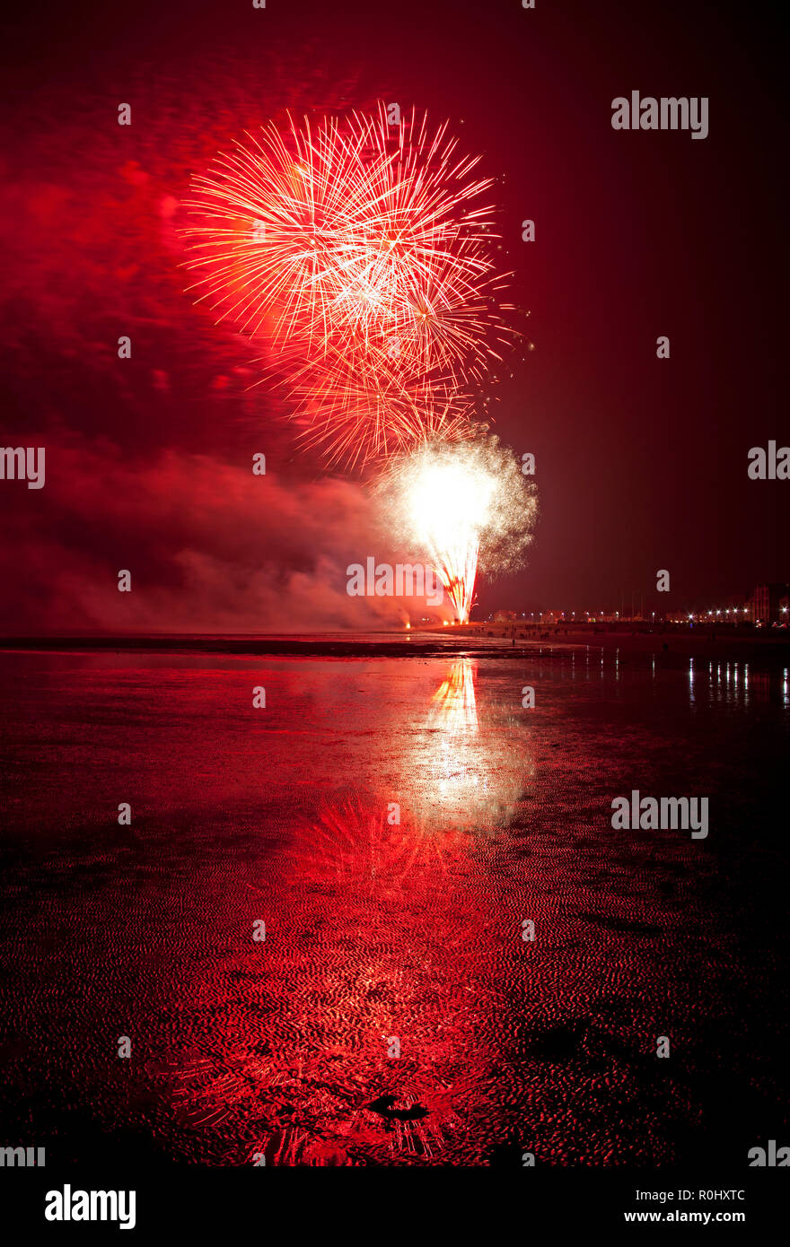Musselburgh, Scozia, Regno Unito, 5 nov. 2018. Guy Fawkes fuochi d'artificio riflessa nella sabbia bagnata. Insolitamente mite a 9 gradi per la East Lothian town annuale gratis Fireworks display a cui hanno partecipato anche a più persone a causa della chiusura di Edimburgo di Meadowbank Stadium. Foto Stock