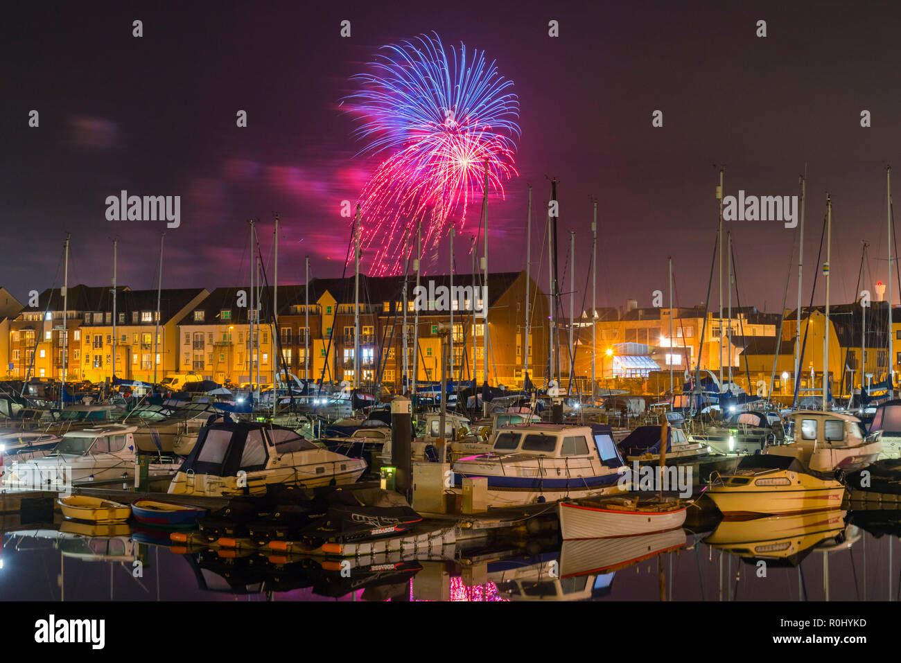 Weymouth Dorset, Regno Unito. 5 novembre 2018. Esplosione di fuochi d'artificio illuminano il cielo notturno sopra la marina a Weymouth nel Dorset come la città ha il suo annuale di Guy Fawkes notte fuochi d'artificio. Credito Foto: Graham Hunt/Alamy Live News. Foto Stock