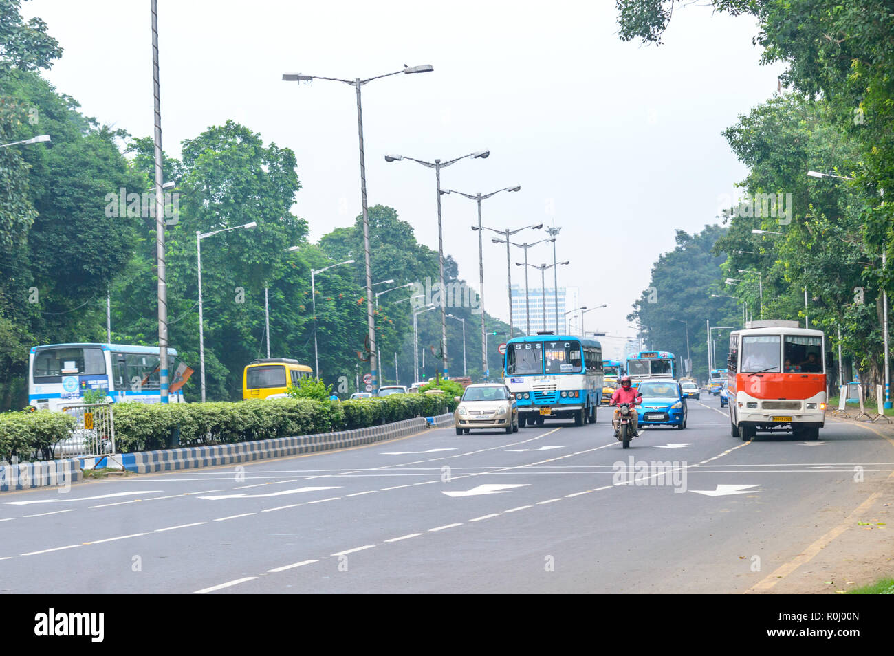 KOLKATA, INDIA, ASIA - 5 Maggio 2017: città su un rush hour di giorno. Vehicals si stanno muovendo in avanti su una strada trafficata e auto sulla strada. Il traffico urbano. Foto Stock