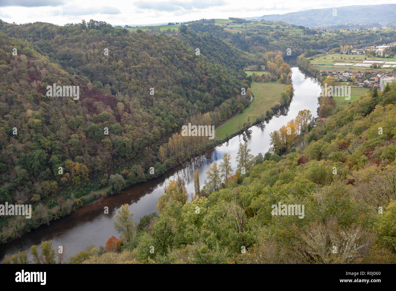 La valle del fiume Lot, in autunno (Francia). Vicino alla porta d'Agrès', il Sacco - affluente del fiume Garonne - flussi pacificamente verso ovest. Foto Stock